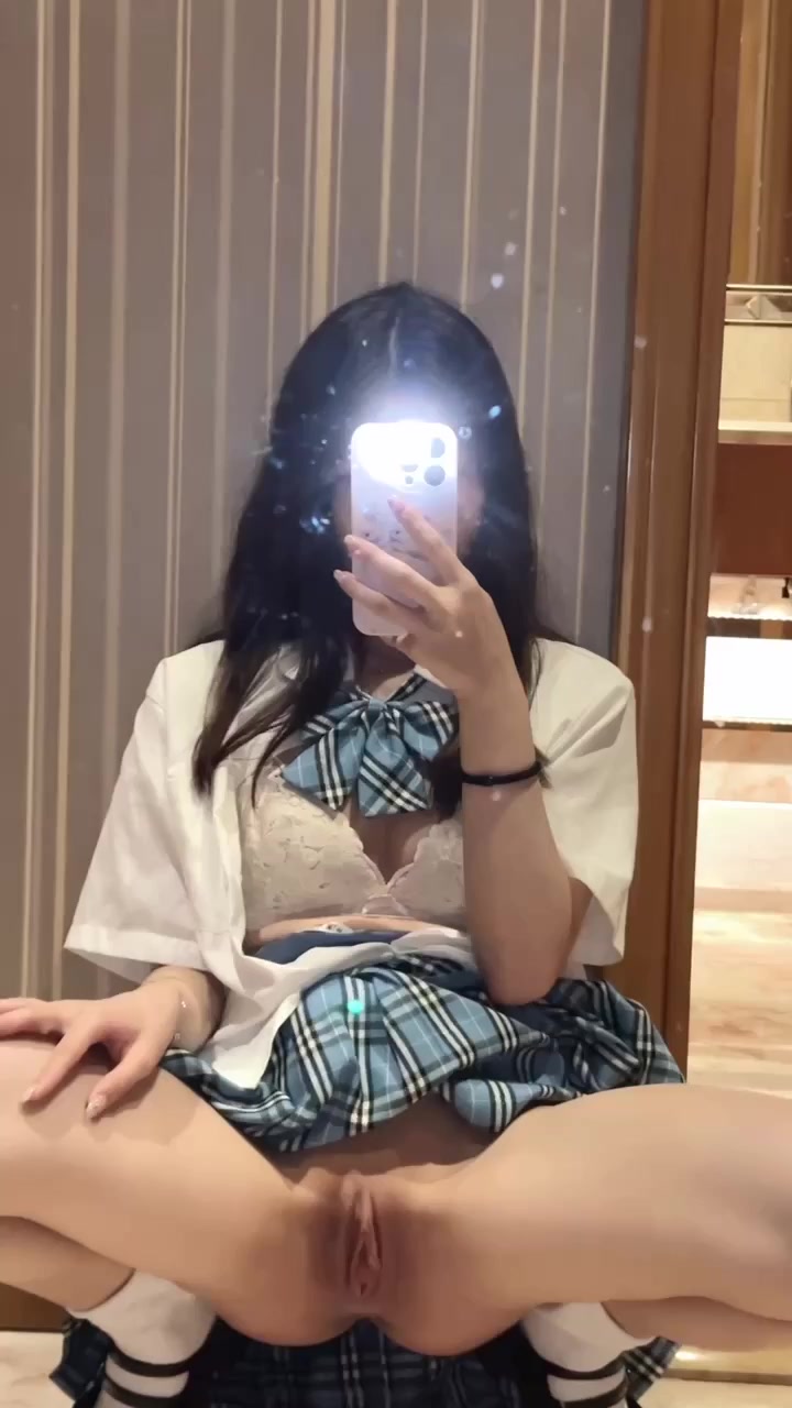 最近超火的高颜值反差学生妹极品身材自慰做爱